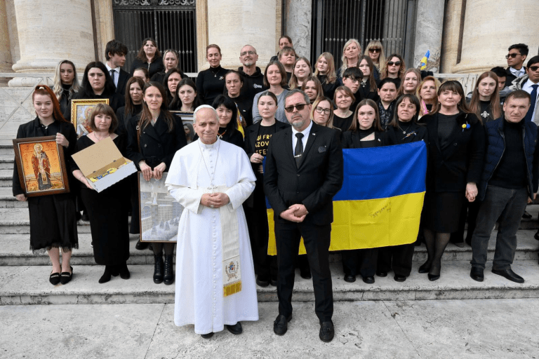 Наш партнер — Veterans Hub Odesa — здійснив візит до Ватикану, де відбулася зустріч з Папою Римським, Кардиналом та Послом України при Святому Престолі. Під час цієї зустрічі було представлено спільний проєкт фонду «Шлях до себе» та Veterans Hub Odesa «Разом ми сильніше: Зцілення та відновлення життя українських захисників». Йшлося про системну реабілітацію українських ветеранів, міжнародну підтримку програм відновлення та важливість комплексного підходу — фізичного, психологічного і соціального. Для нас важливо, що наш спільний проєкт прозвучав на такому міжнародному рівні. Бо реабілітація — це не окрема ініціатива, це спільна відповідальність.