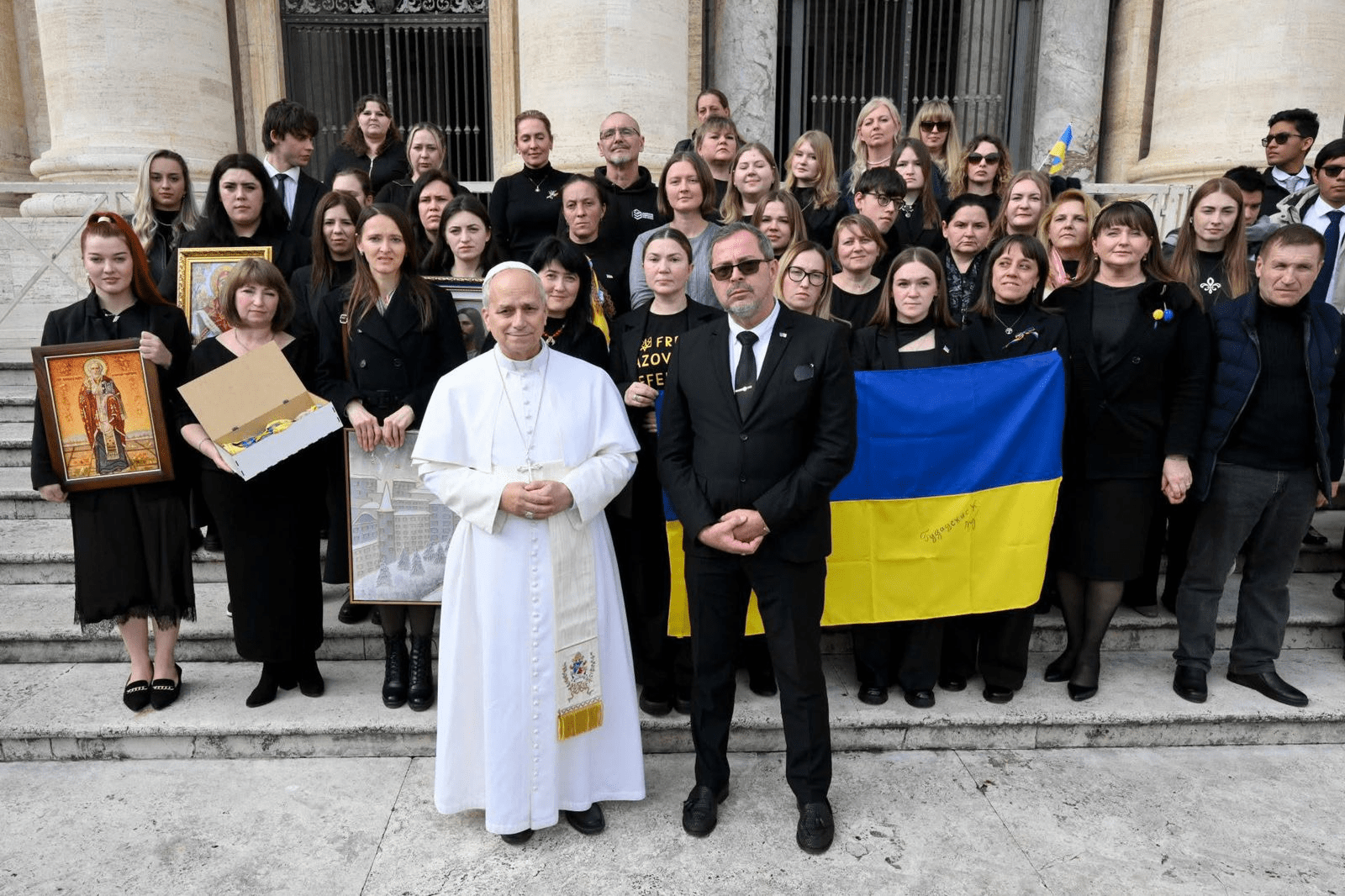 Наш партнер — Veterans Hub Odesa — здійснив візит до Ватикану, де відбулася зустріч з Папою Римським, Кардиналом та Послом України при Святому Престолі. Під час цієї зустрічі було представлено спільний проєкт фонду «Шлях до себе» та Veterans Hub Odesa «Разом ми сильніше: Зцілення та відновлення життя українських захисників». Йшлося про системну реабілітацію українських ветеранів, міжнародну підтримку програм відновлення та важливість комплексного підходу — фізичного, психологічного і соціального. Для нас важливо, що наш спільний проєкт прозвучав на такому міжнародному рівні. Бо реабілітація — це не окрема ініціатива, це спільна відповідальність.