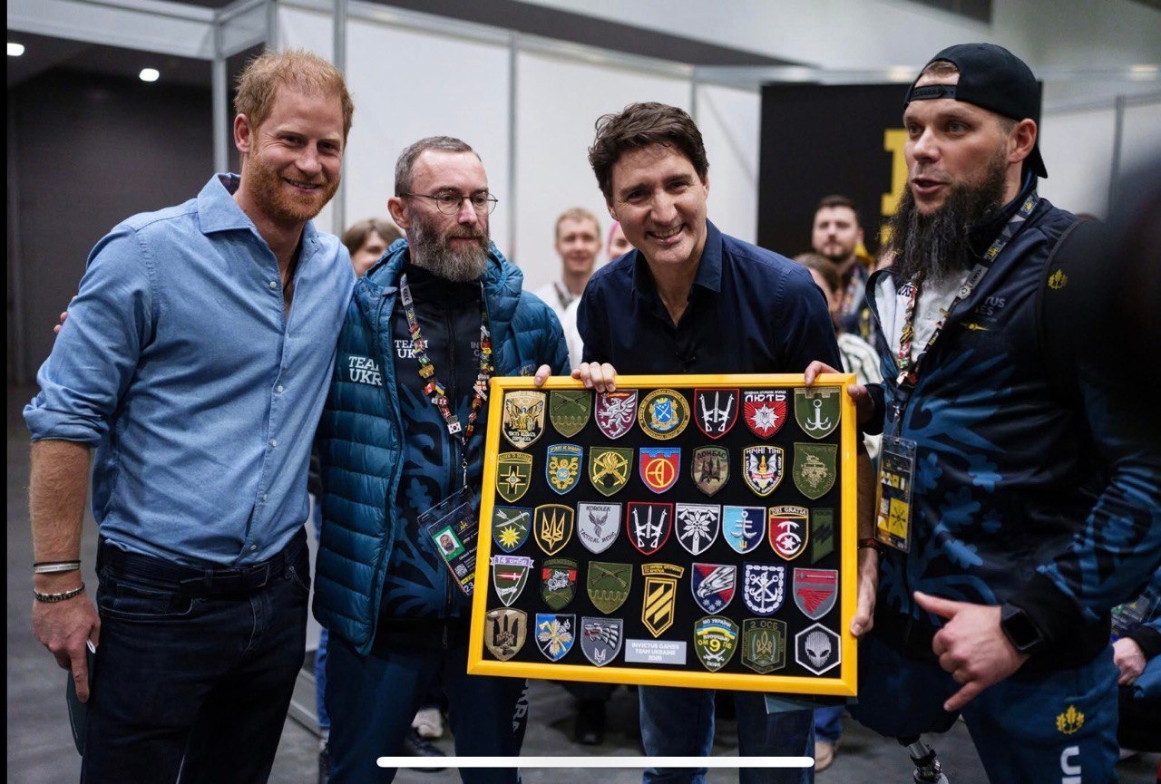 Наш координатор, кавалер ордена «За мужність» III ступеня та учасник Invictus Games 2025 (Ванкувер) Олексій Васильєв із Принцом Гаррі та Джастіном Трюдо